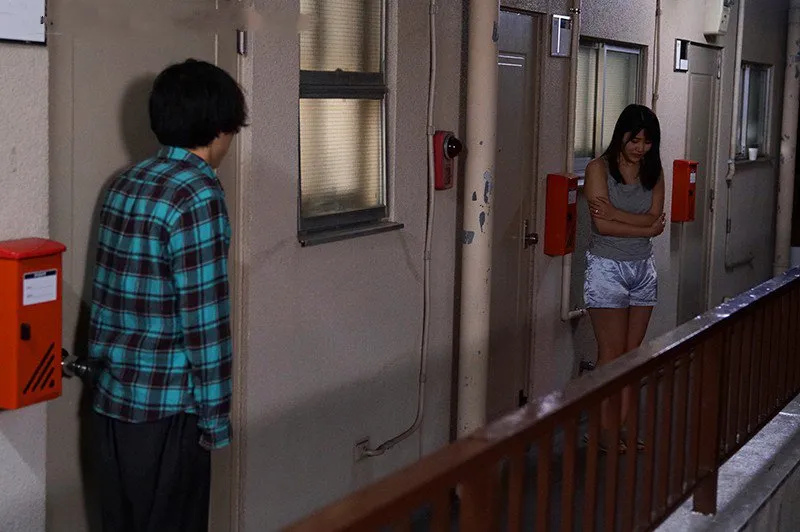 Bí mật vụng trộm với người phụ nữ nhà bên cãi nhau bị ông chồng đuổi ra cửa