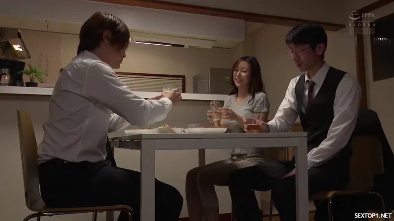 đến nhà sếp ở nhờ, hiếp dâm luôn vợ sếp